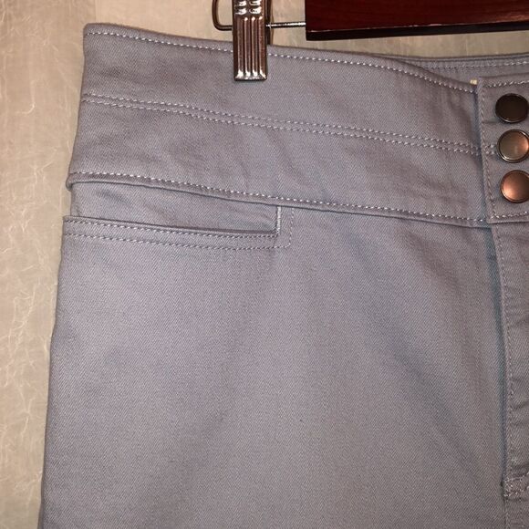 LOFT 14 High Rise High 3 Button Waist 4 Pocket Stretch Ankle Jeans in Light Blue - Picture 5 of 12